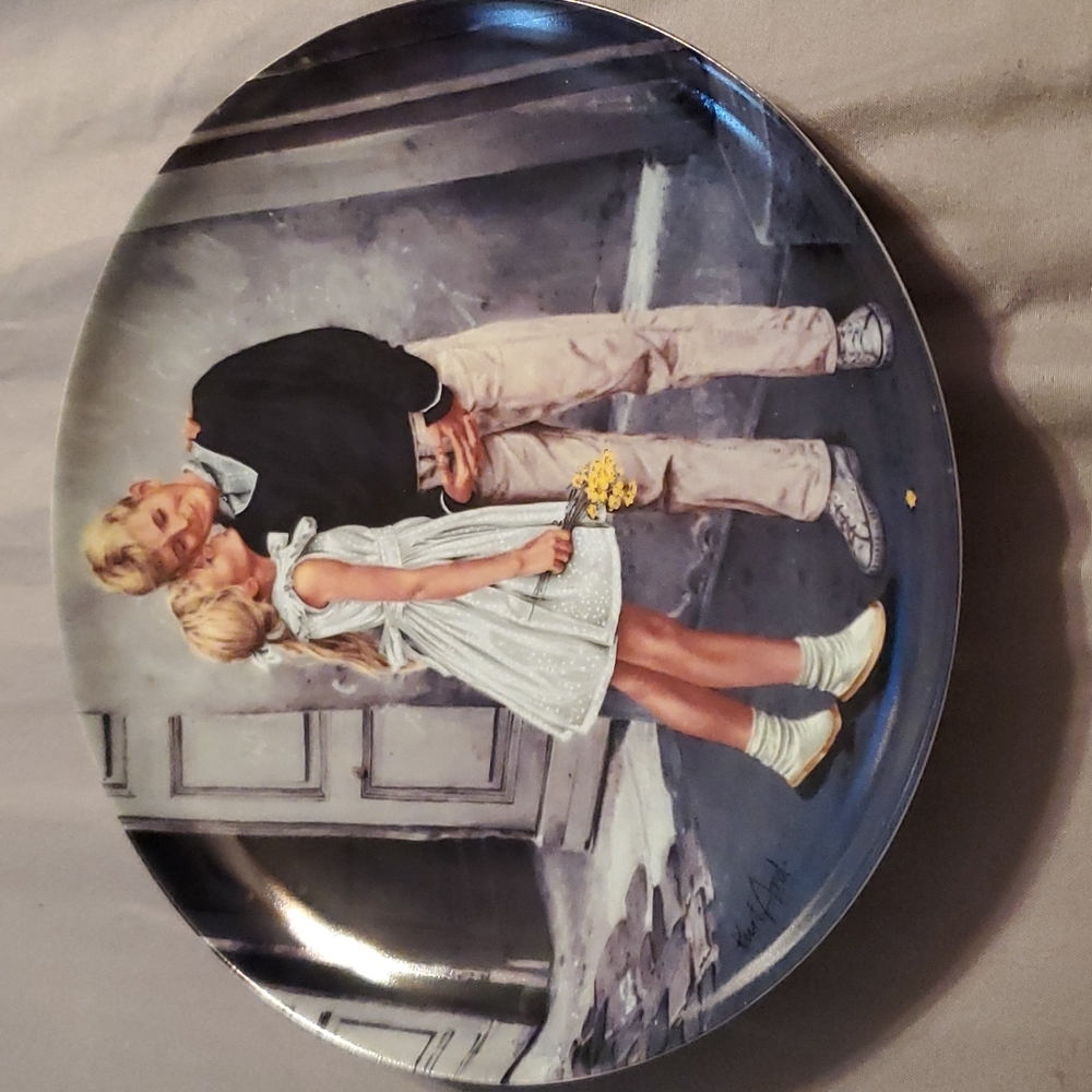 BING & GRONDAHL - FIRST KISS - 1986 COLLECTOR PLATE